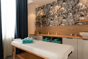 Couples treatment room(s), sauna, hot tub