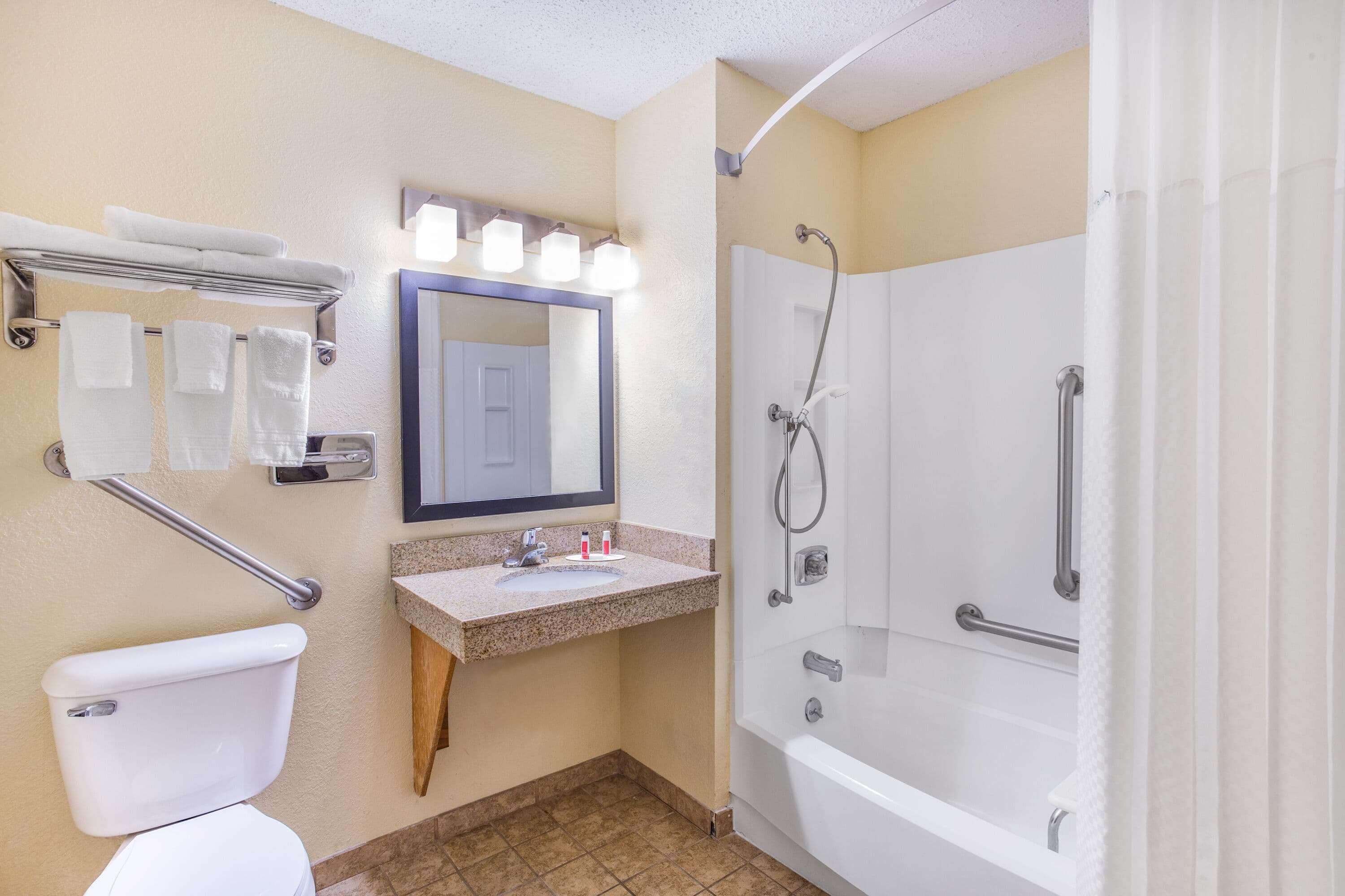 Kamar, 1 Tempat Tidur King, akses difabel, Bebas Asap Rokok (Mobility) | Kamar mandi | Kombinasi shower/bathtub dan perlengkapan mandi gratis