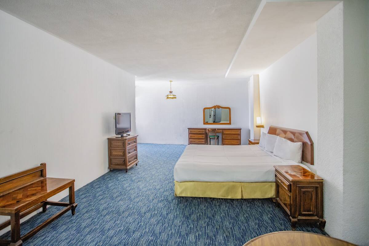Standard Room, 1 King Bed | Iron/ironing board (on request), WiFi (free), bed sheets