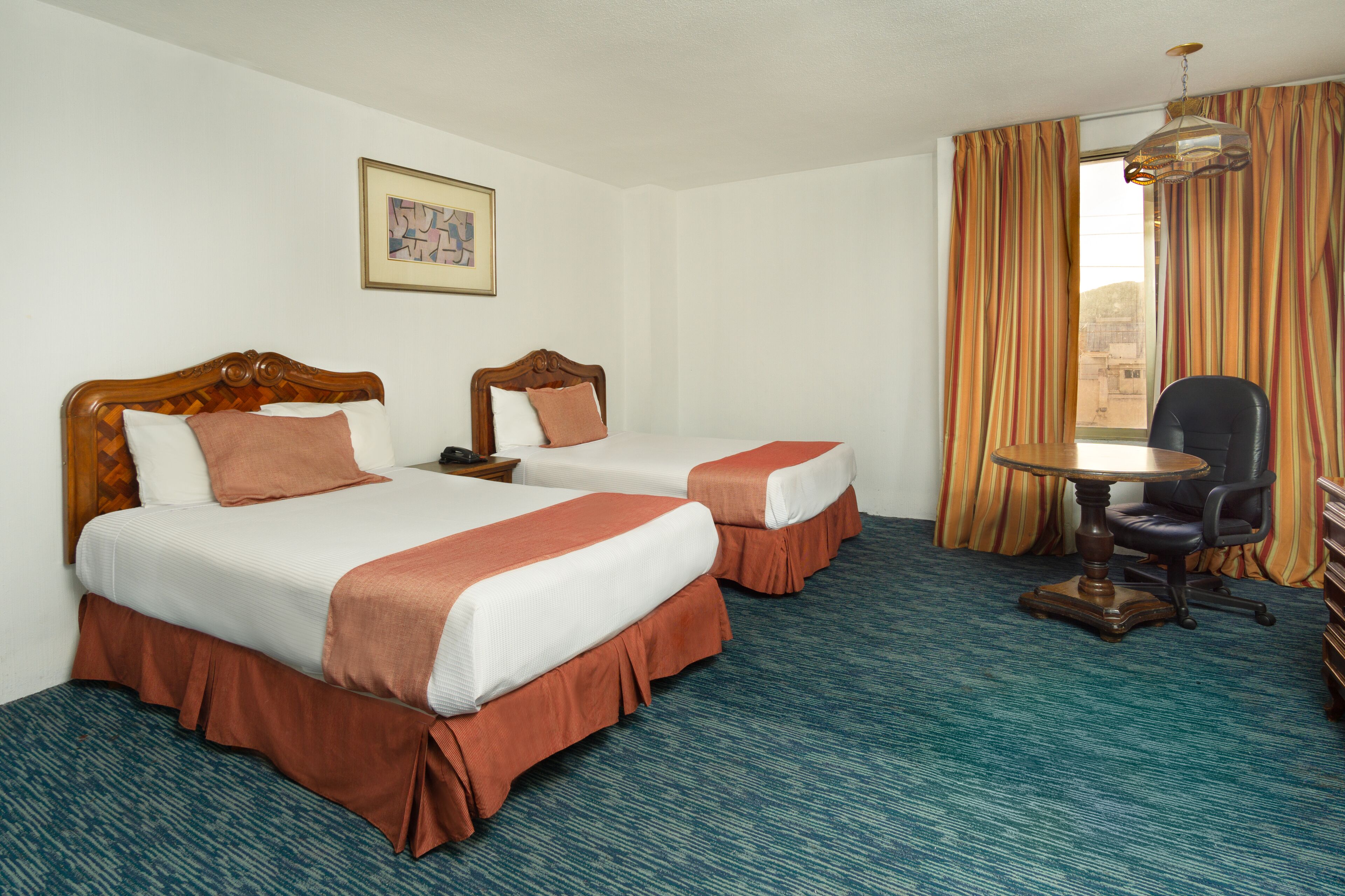 Habitación estándar doble, 2 camas dobles | Tabla de planchar con plancha, wifi gratis, ropa de cama