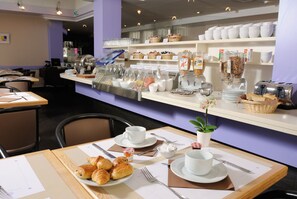 Daily buffet breakfast (EUR 16 per person) - Hôtel des Congrès (Villeurbanne)