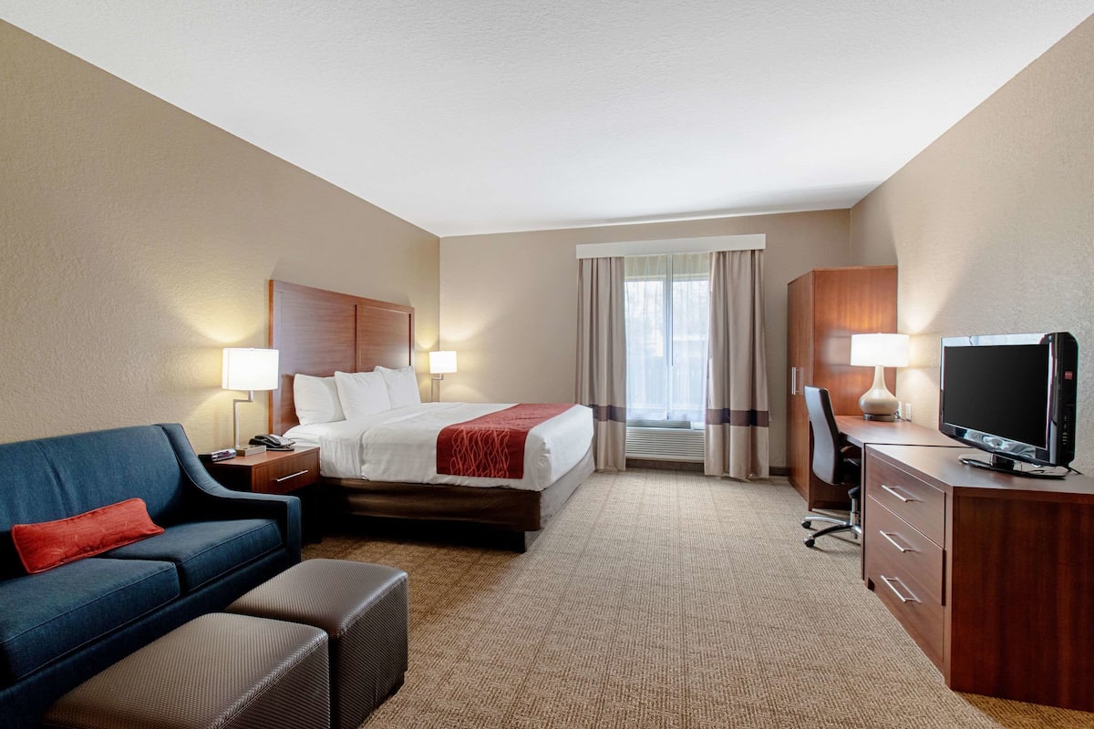 Desk, blackout drapes, iron/ironing board, free WiFi