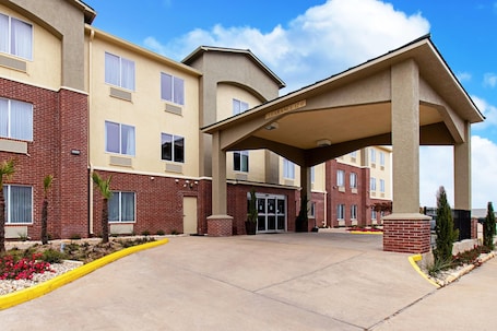 Exterior. Comfort Inn and Suites Fredericksburg