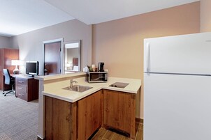 Escritorio, cortinas blackout y tabla de planchar con plancha 