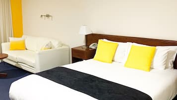 Deluxe Queen Room with Bush View | Premium bedding, individually decorated, individually furnished