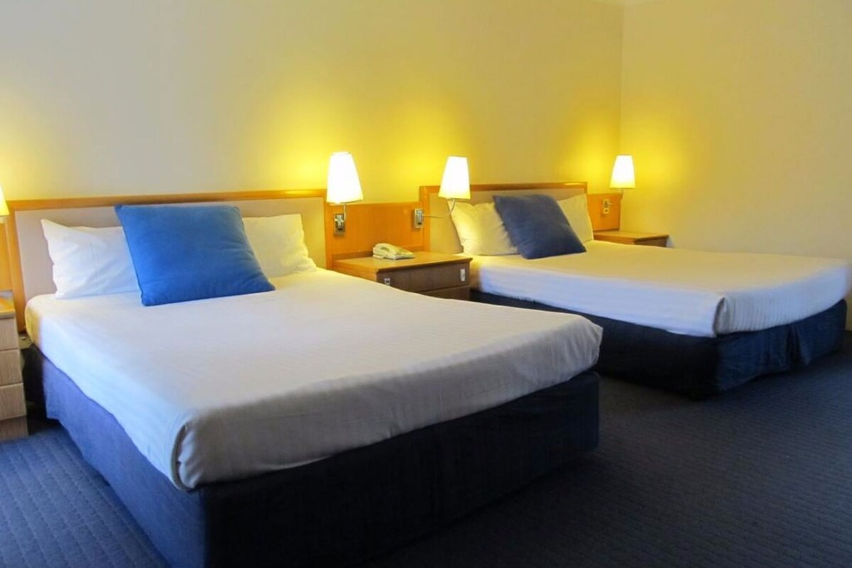 Roupas de cama premium, cortinas blackout, ferros/tábuas de passar roupa
