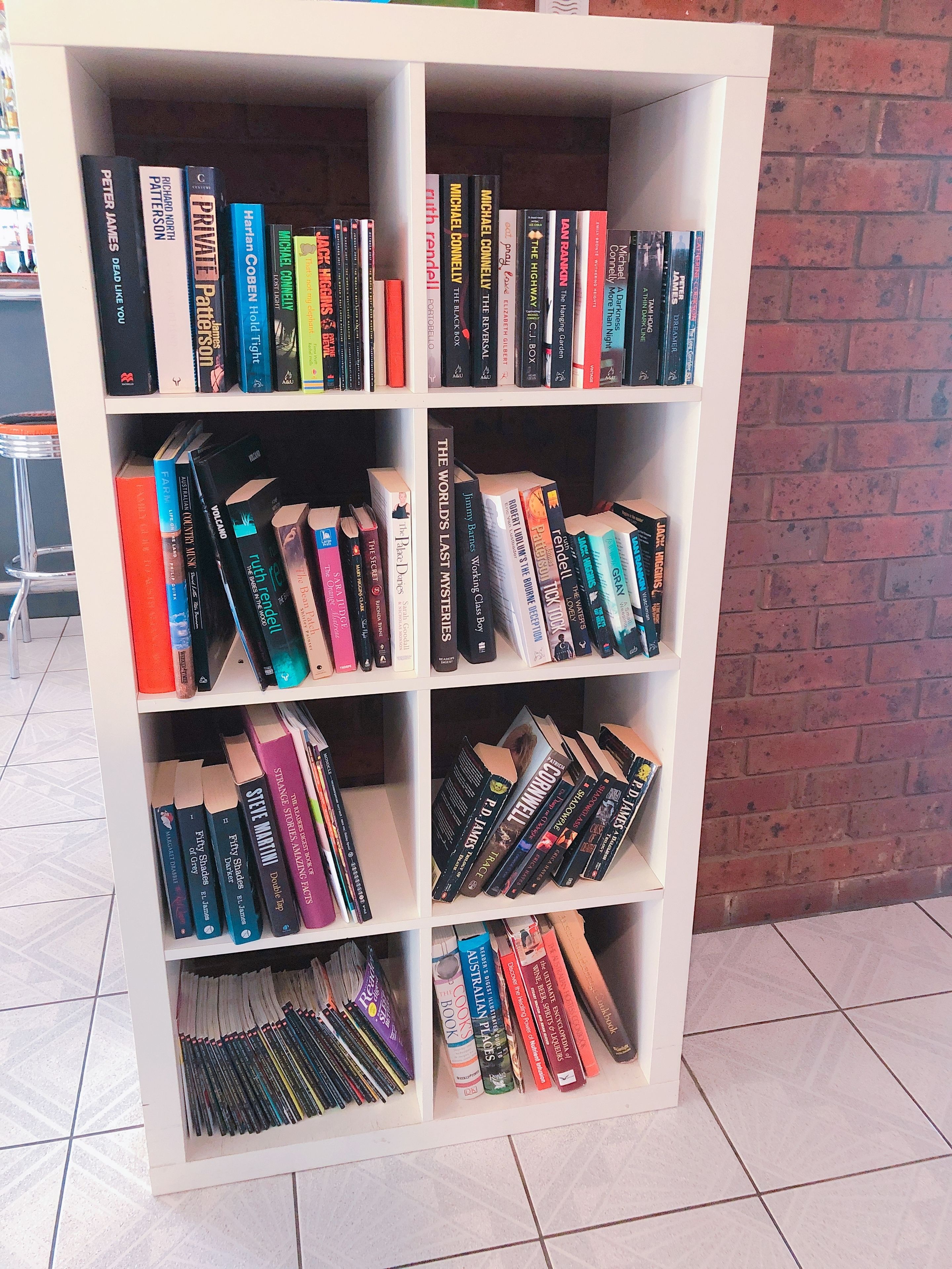 Une bibliothèque remplie de divers ouvrages.