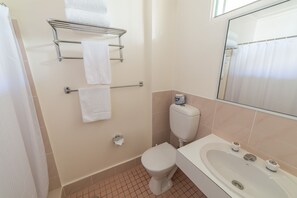 Standardzimmer | Badezimmer | Dusche, kostenlose Toilettenartikel, Haartrockner, Handtücher