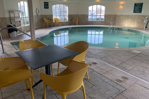 Una piscina cubierta