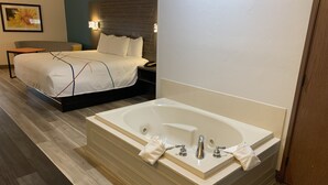 Premium bedding, in-room safe, desk, laptop workspace - La Quinta Inn & Suites by Wyndham OKC North - Quail Springs (Oklahoma City)