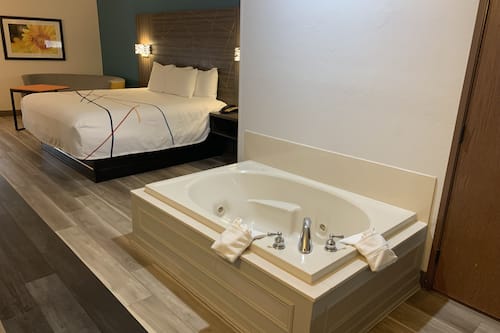 Literie de qualité supérieure, coffres-forts dans les chambres, bureau