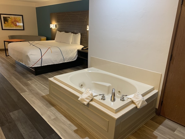 Premium bedding, in-room safe, desk, laptop workspace
