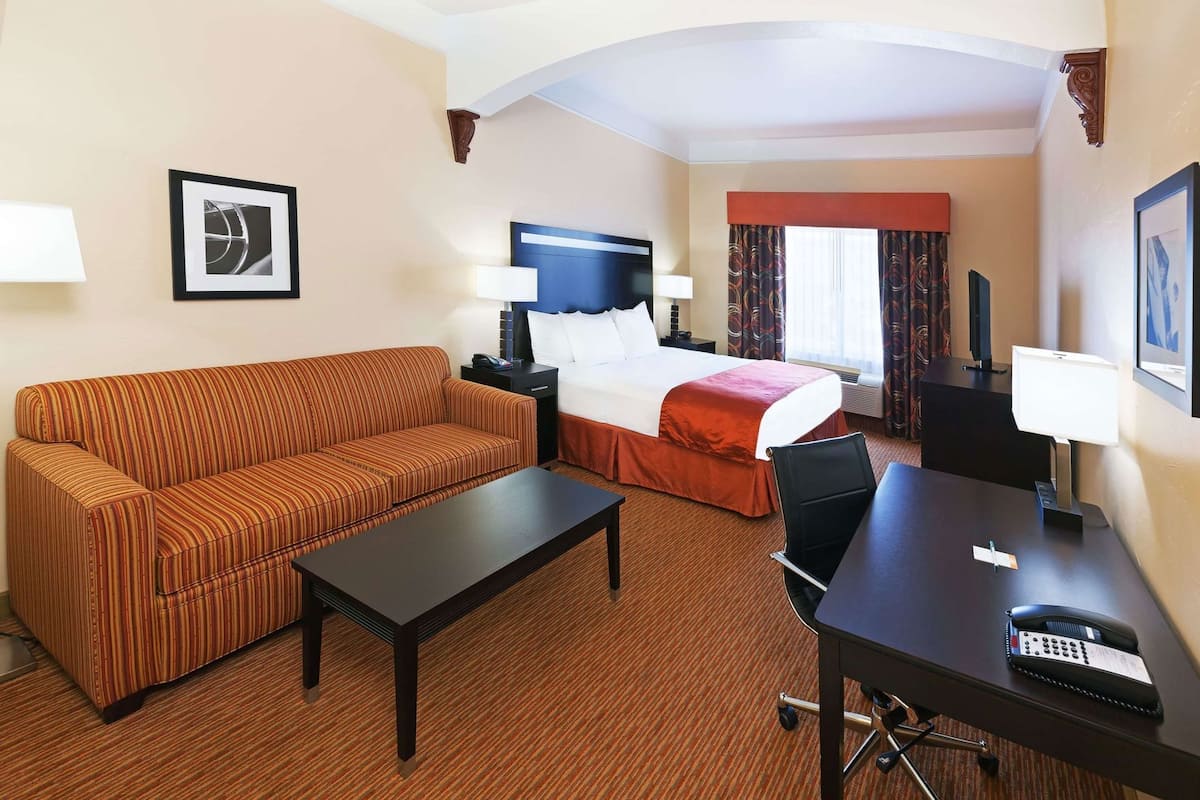 Premium bedding, in-room safe, desk, laptop workspace