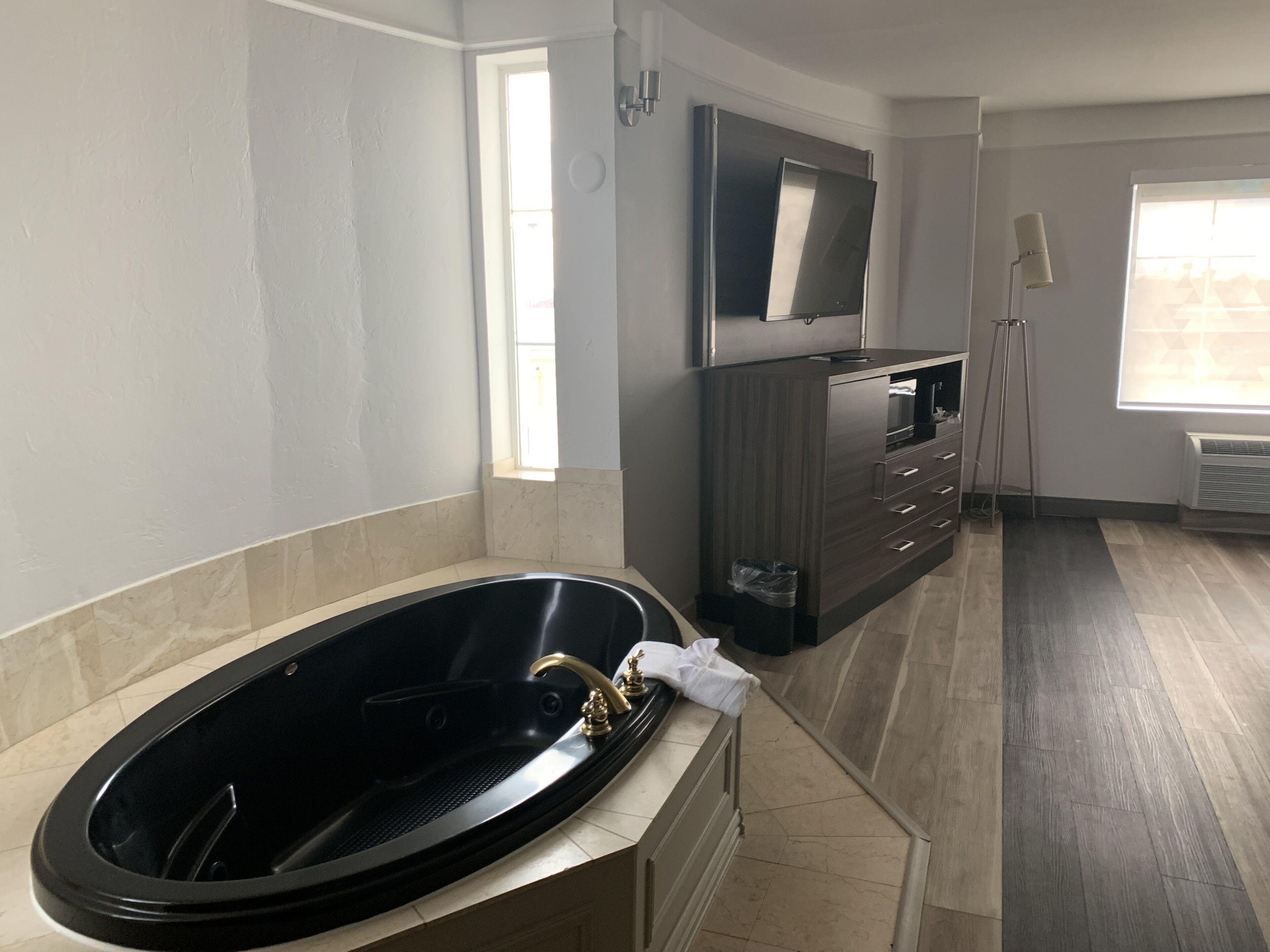 Sengetøy av topp kvalitet, safe på rommet og skrivebord