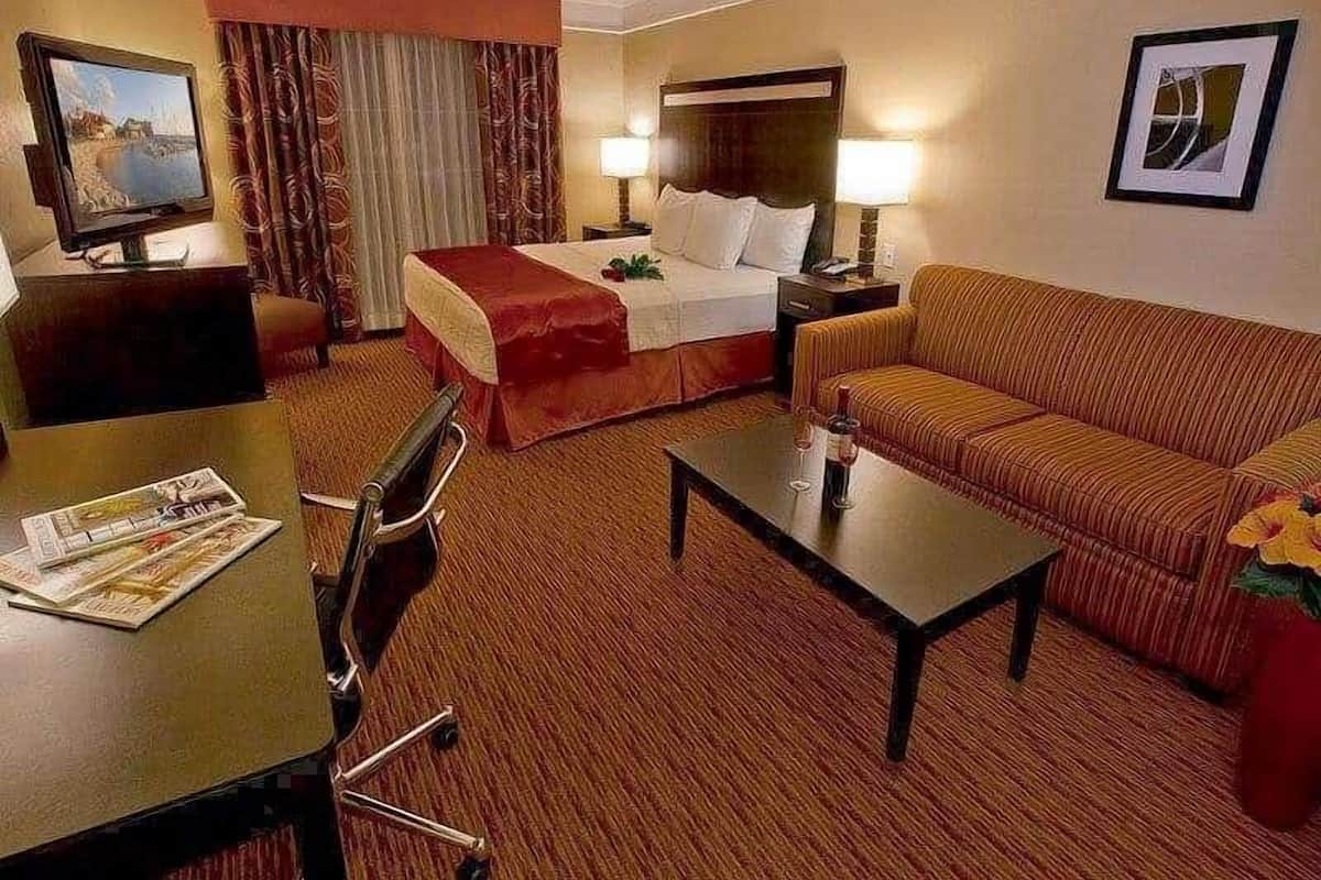 高級寢具、客房內保險箱、書桌、筆電工作空間