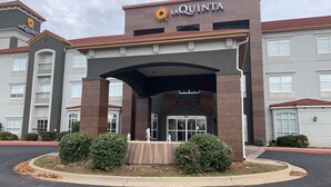 A hotel entrance with a covered area, a sign reading "La Quinta", and a parking lot. - La Quinta Inn & Suites by Wyndham OKC North - Quail Springs (Oklahoma City)