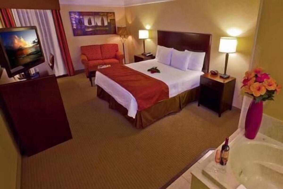 Premium bedding, in-room safe, desk, laptop workspace