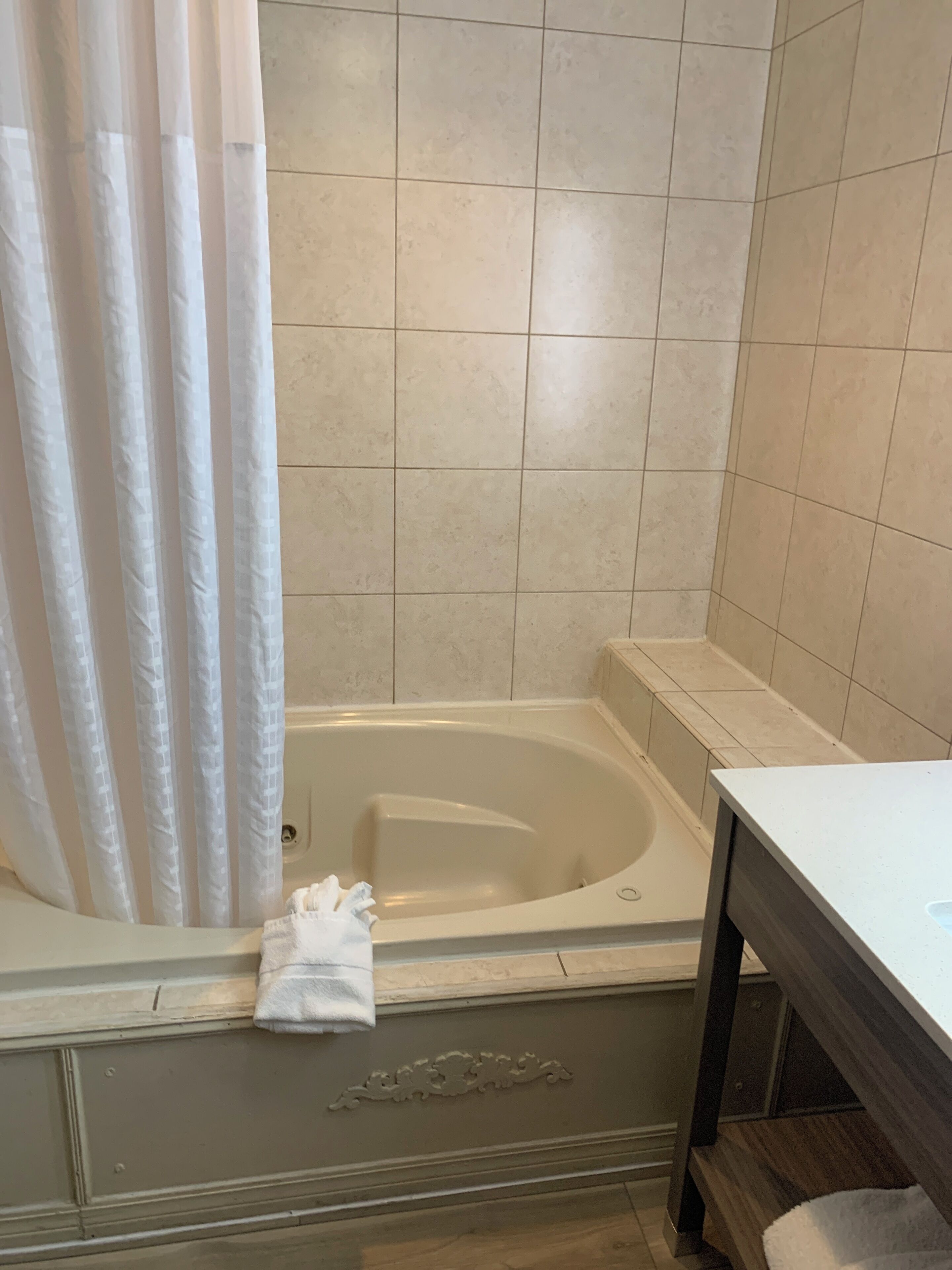 premium bedding, in-room safe, desk, laptop workspace