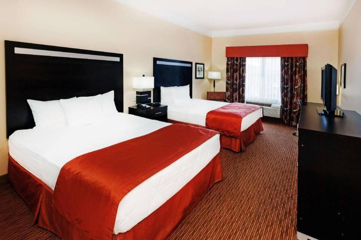 Premium bedding, in-room safe, desk, laptop workspace