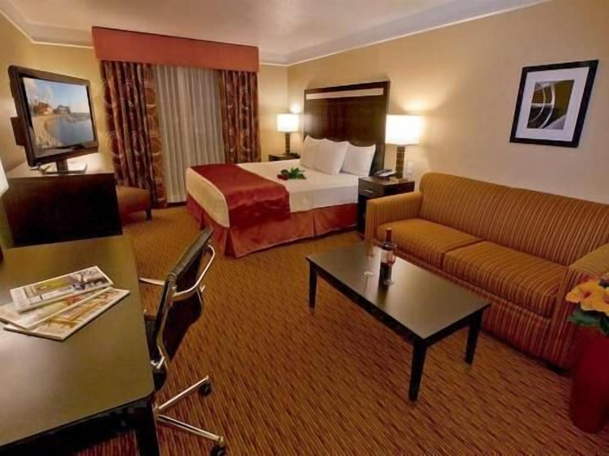 Premium bedding, in-room safe, desk, laptop workspace