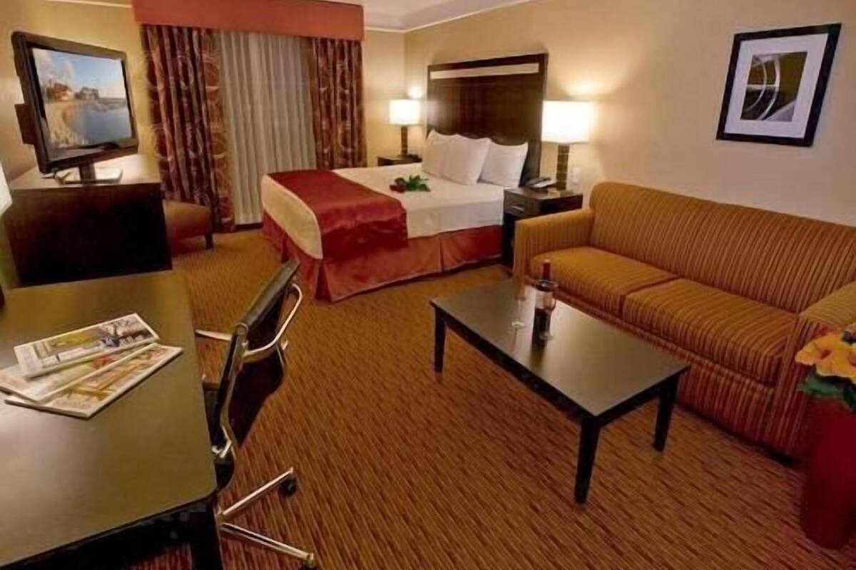 Premium bedding, in-room safe, desk, laptop workspace