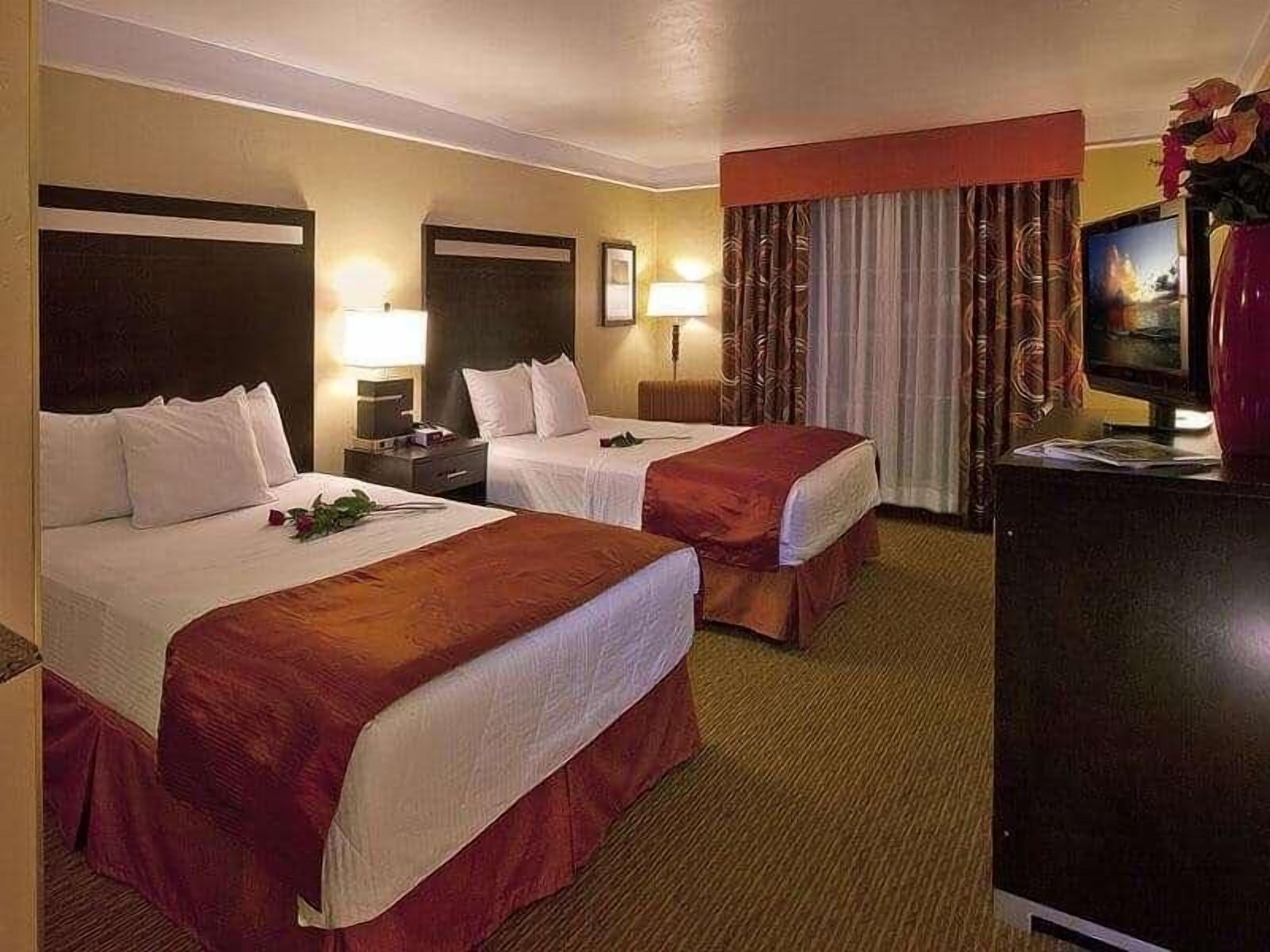 Premium bedding, in-room safe, desk, laptop workspace