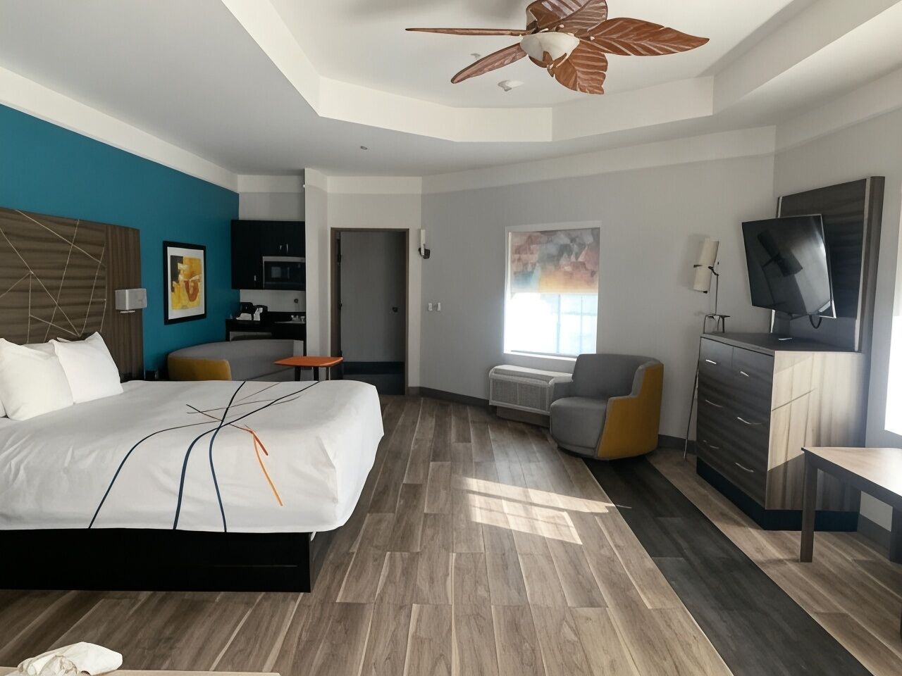 Premium bedding, in-room safe, desk, laptop workspace