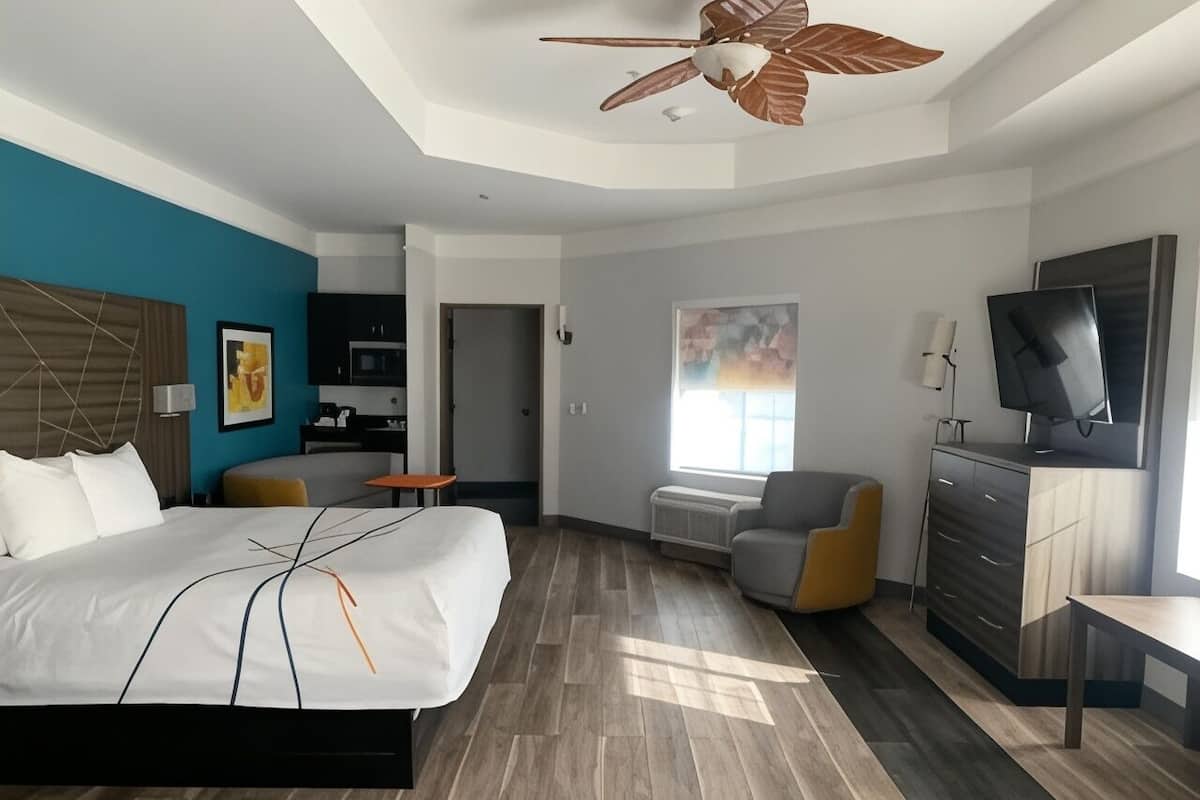 Premium bedding, in-room safe, desk, laptop workspace