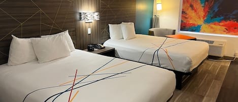 Ropa de cama de alta calidad y caja de seguridad en la habitación