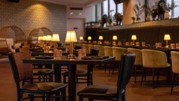 Serveert ontbijt, lunch, diner, Mediterrane gerechten
