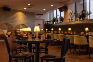 朝食、ランチ、ディナー、ブランチに営業