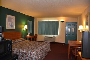 Desk, free WiFi, bed sheets, alarm clocks - Stay Express Inn Near Ft. Sam Houston (San Antonio)