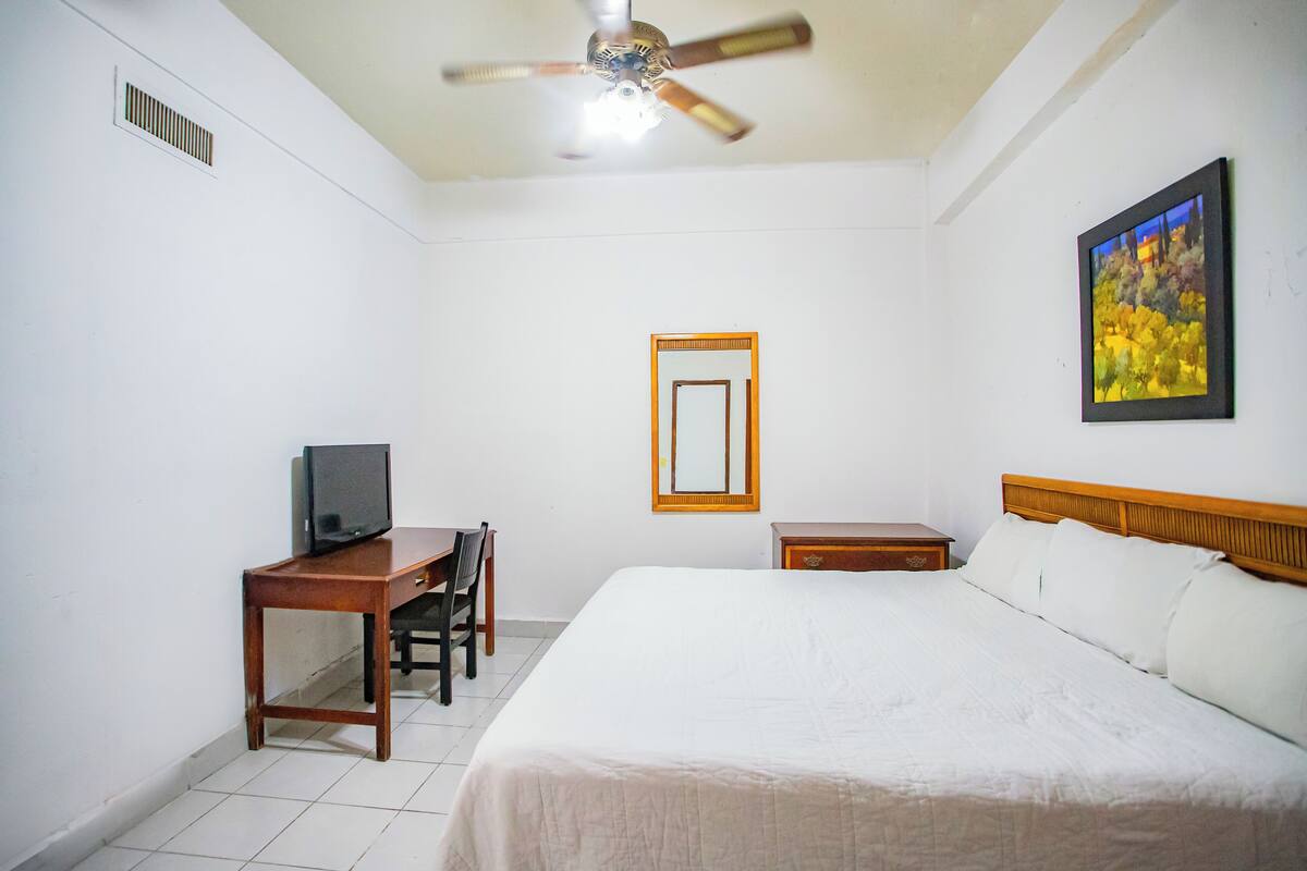 Standard Room, 1 King Bed | WiFi (free), bed sheets