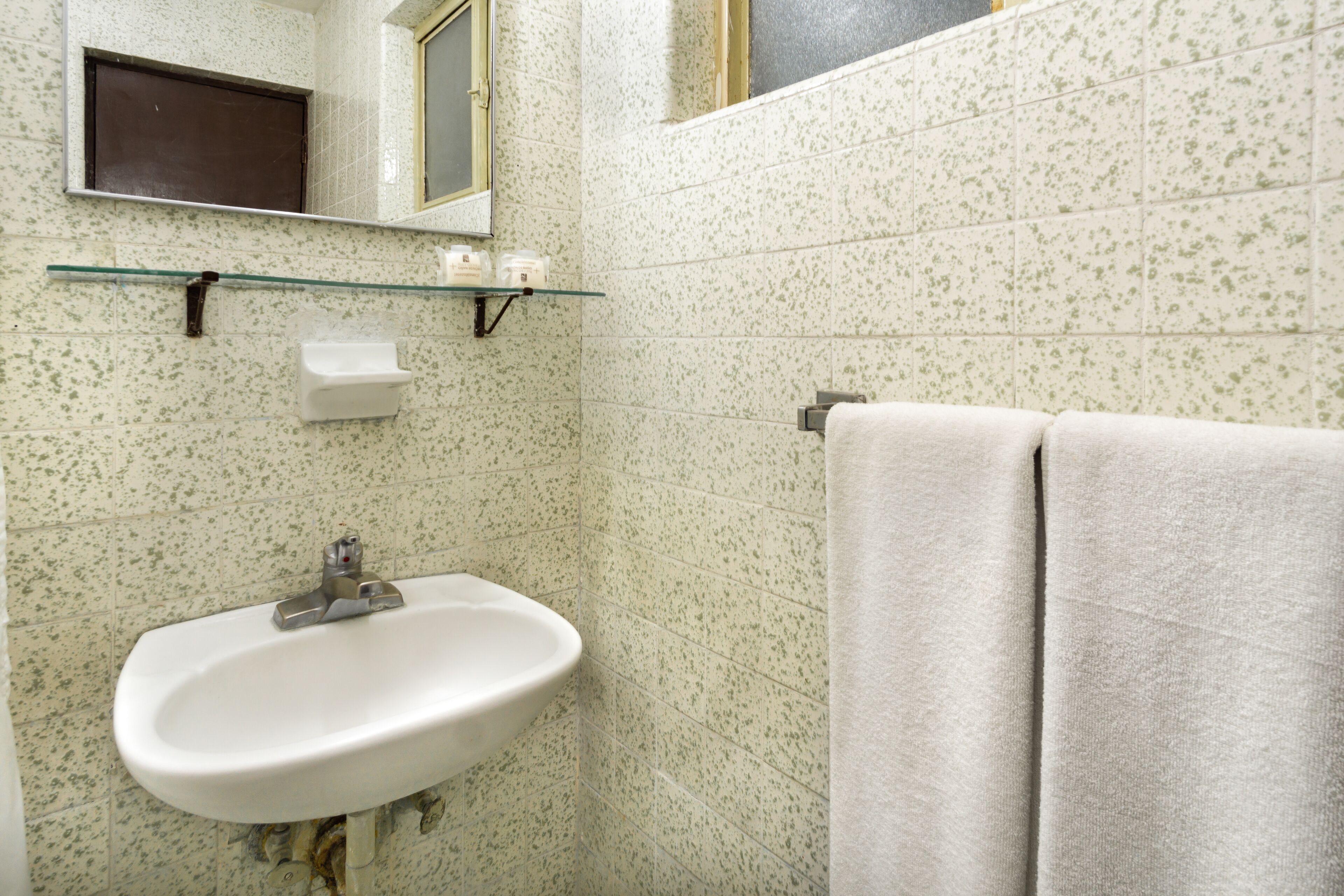 Regadera, amenidades de baño gratuitas, toallas, jabón 