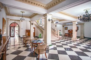 Lobby sitting area - Hotel Urdinola (Saltillo)