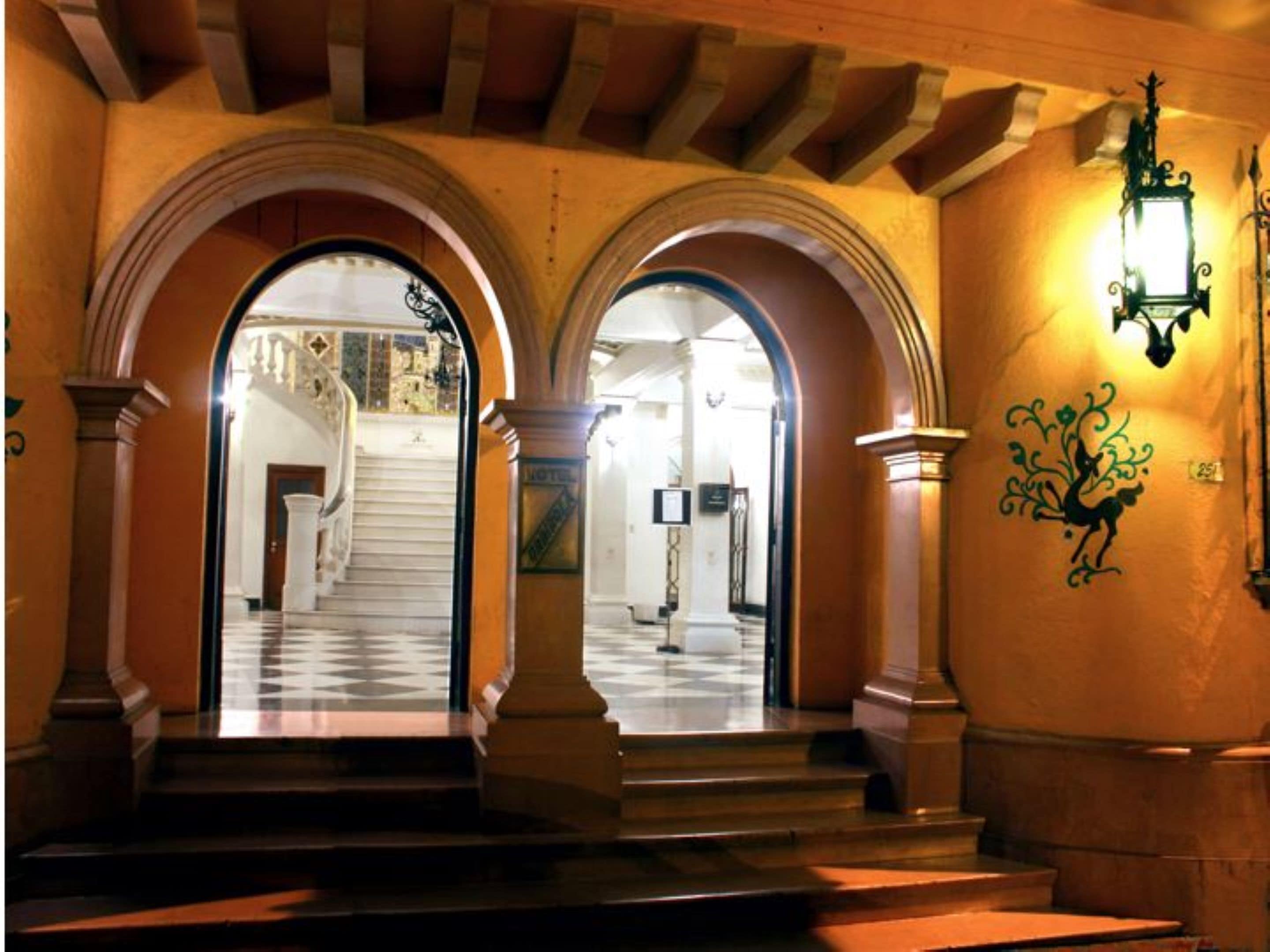 Pintu masuk properti