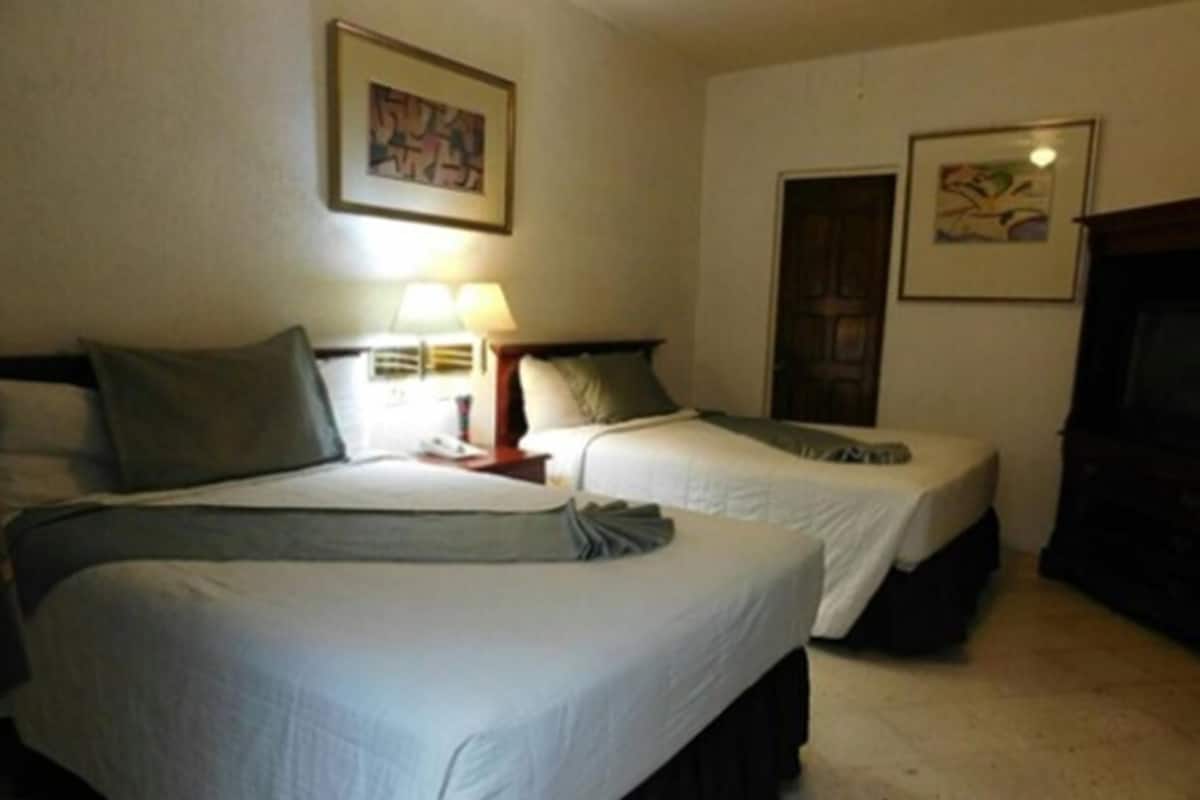 Standard-huone, 2 parisänkyä | Yksilöllisesti sisustettu, yksilöllisesti kalustettu, työpöytä