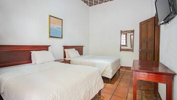 Habitación estándar, 2 camas matrimoniales | Decoración personalizada, muebles diferentes y escritorio