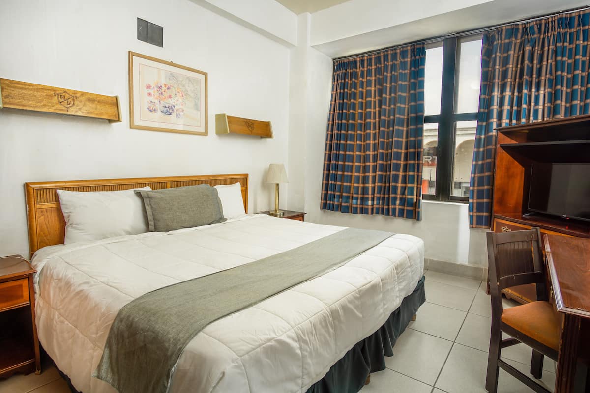 Standaard kamer, 1 kingsize bed | Een bureau, een strijkplank/strijkijzer, gratis babybedden, gratis wifi