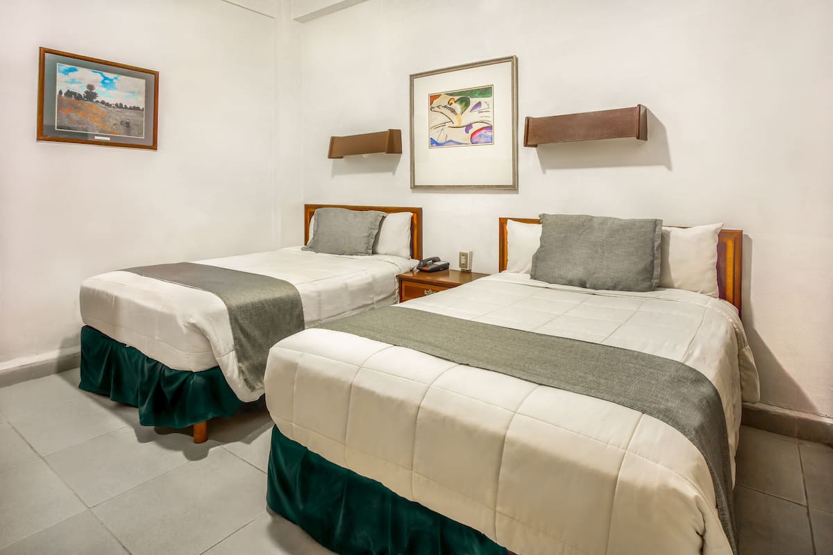 Standaard kamer, 2 tweepersoonsbedden | Een bureau, een strijkplank/strijkijzer, gratis babybedden, gratis wifi