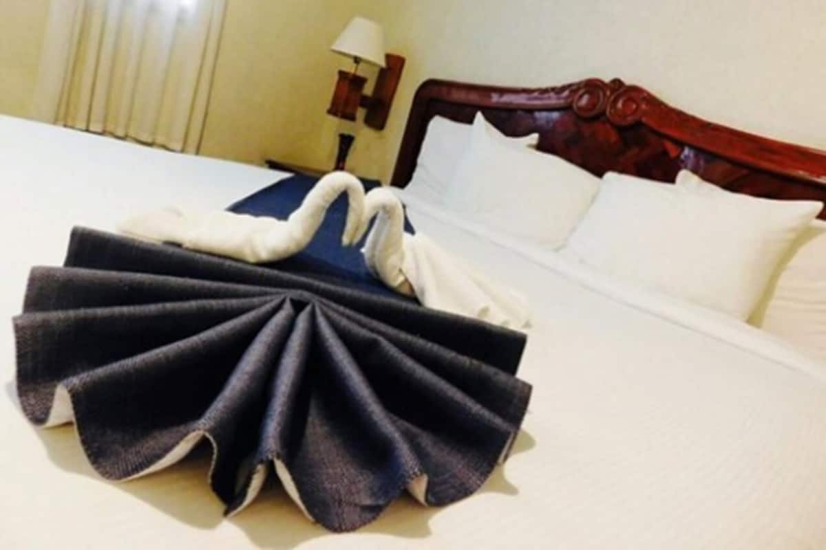 Standard-huone, 1 suuri parisänky | Yksilöllisesti sisustettu, yksilöllisesti kalustettu, työpöytä