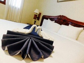 Standard Room, 1 King Bed | Individually decorated, individually furnished, desk, iron/ironing board - Hotel Urdinola (Saltillo)