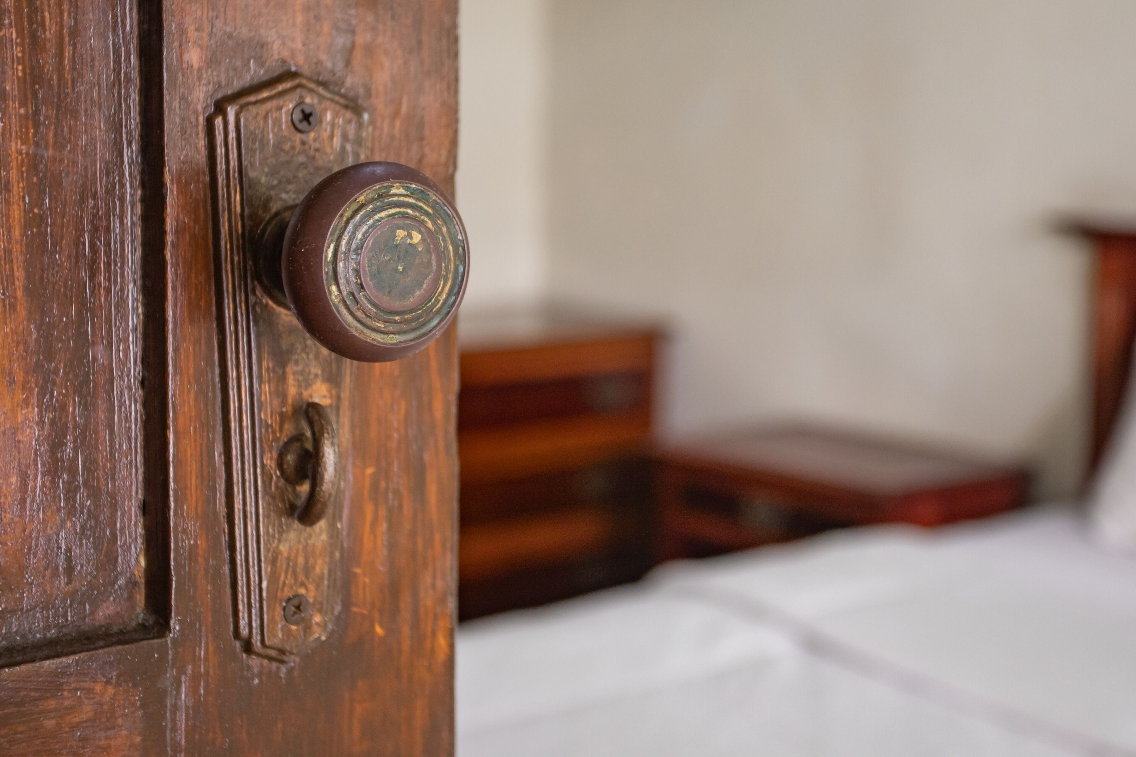 Una puerta de madera con un picaporte redondo y una cerradura.