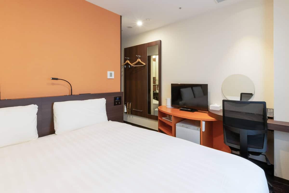 Standard Room, 1 King Bed, Non Smoking | Premium bedding, in-room safe, desk, laptop workspace