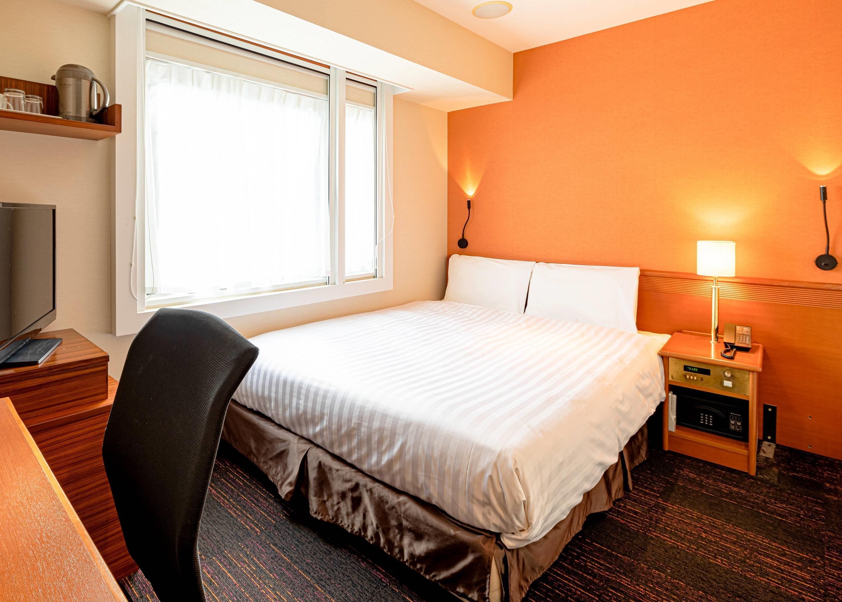 Standard Room, 1 Queen Bed, Non Smoking | Premium bedding, in-room safe, desk, laptop workspace