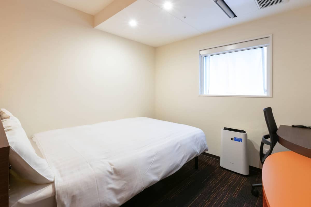 Standard Room, 1 Double Bed, Non Smoking | 1 bedroom, in-room safe, desk, blackout curtains