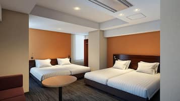Room, Berbilang Katil, Non Smoking | Peralatan tempat tidur premium, peti besi dalam bilik, meja