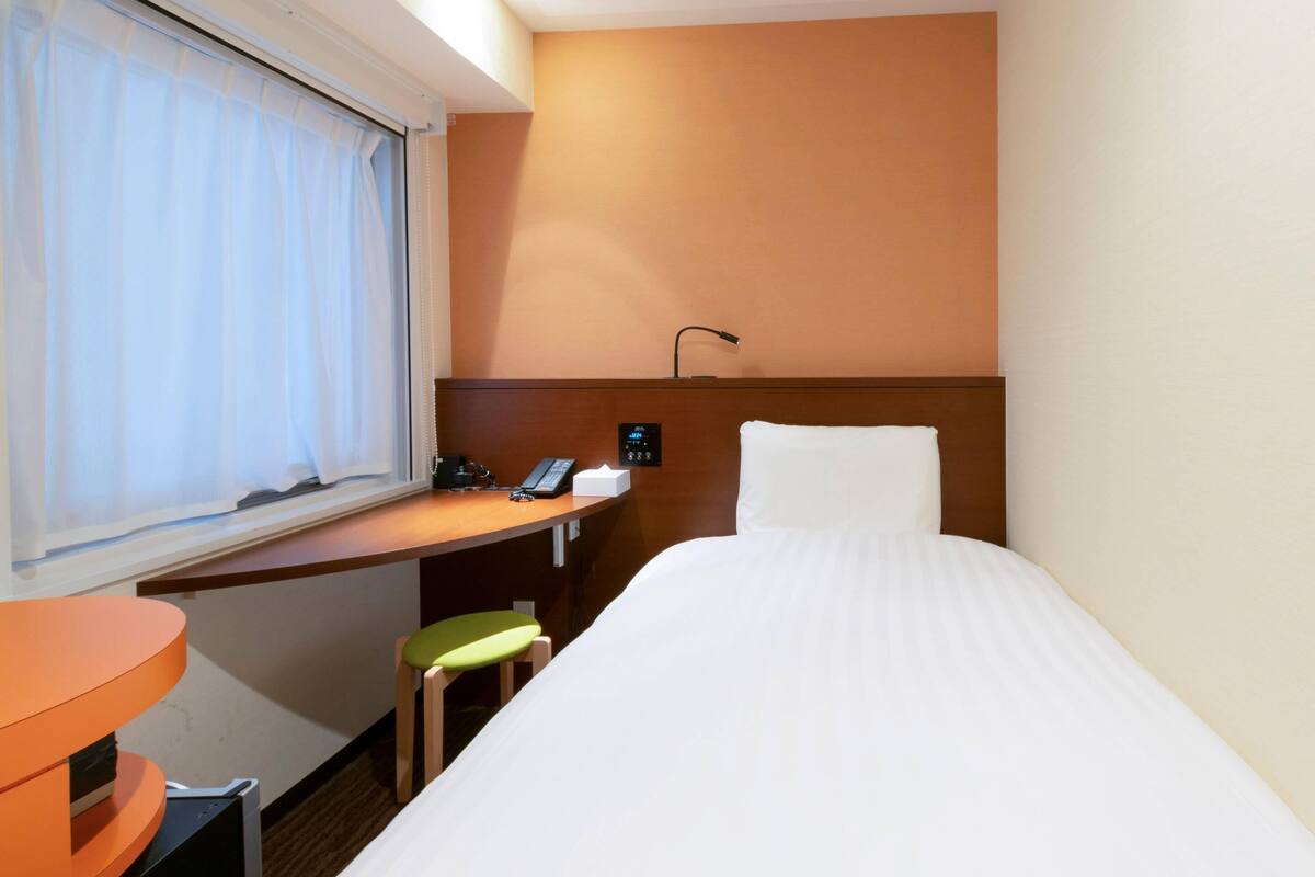 Room, 1 Twin Bed, Non Smoking | Premium bedding, in-room safe, desk, laptop workspace