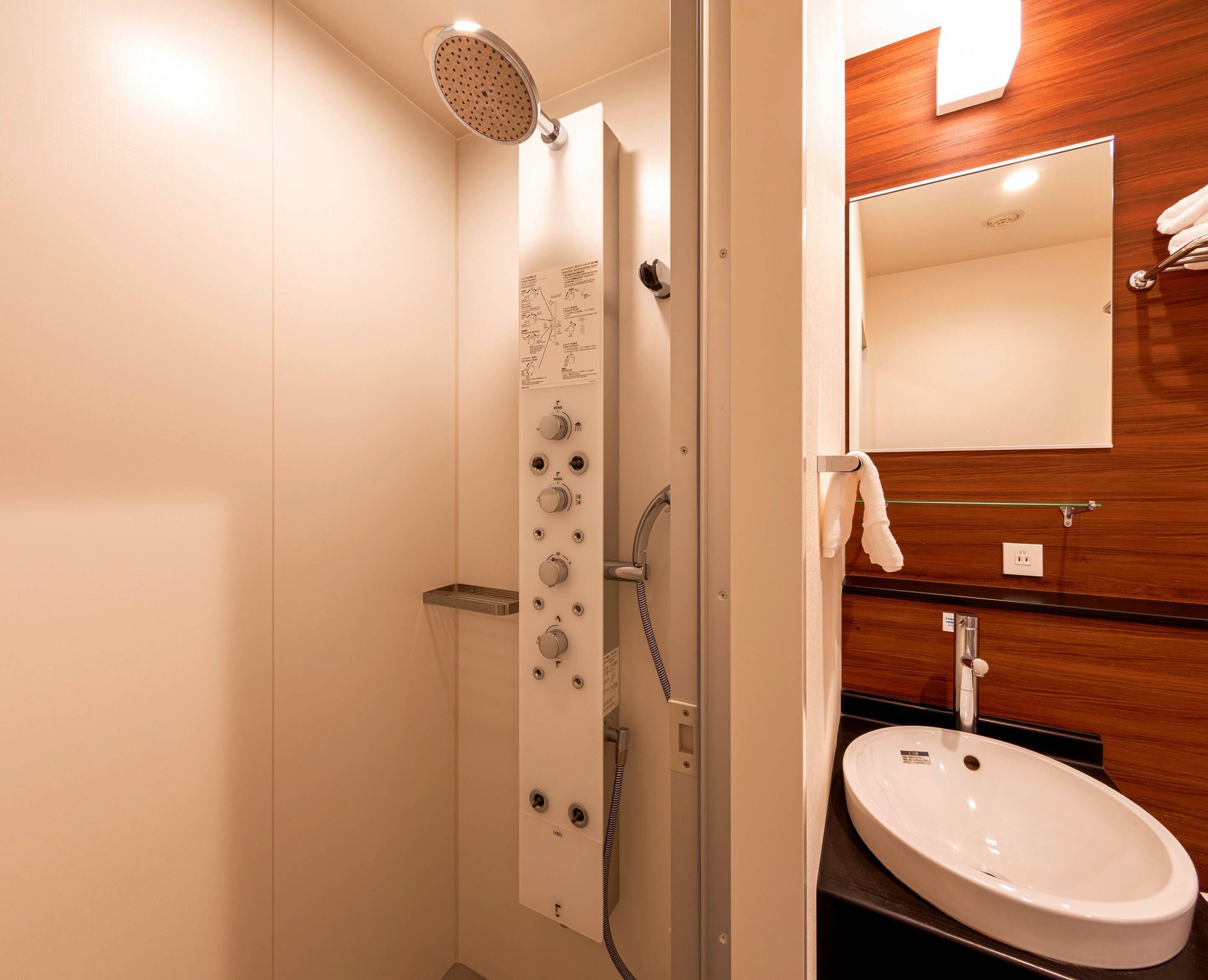 Chambre Standard, 1 très grand lit, non-fumeur | Salle de bain | Articles de toilette (gratuits), séchoir à cheveux, pantoufles, bidet
