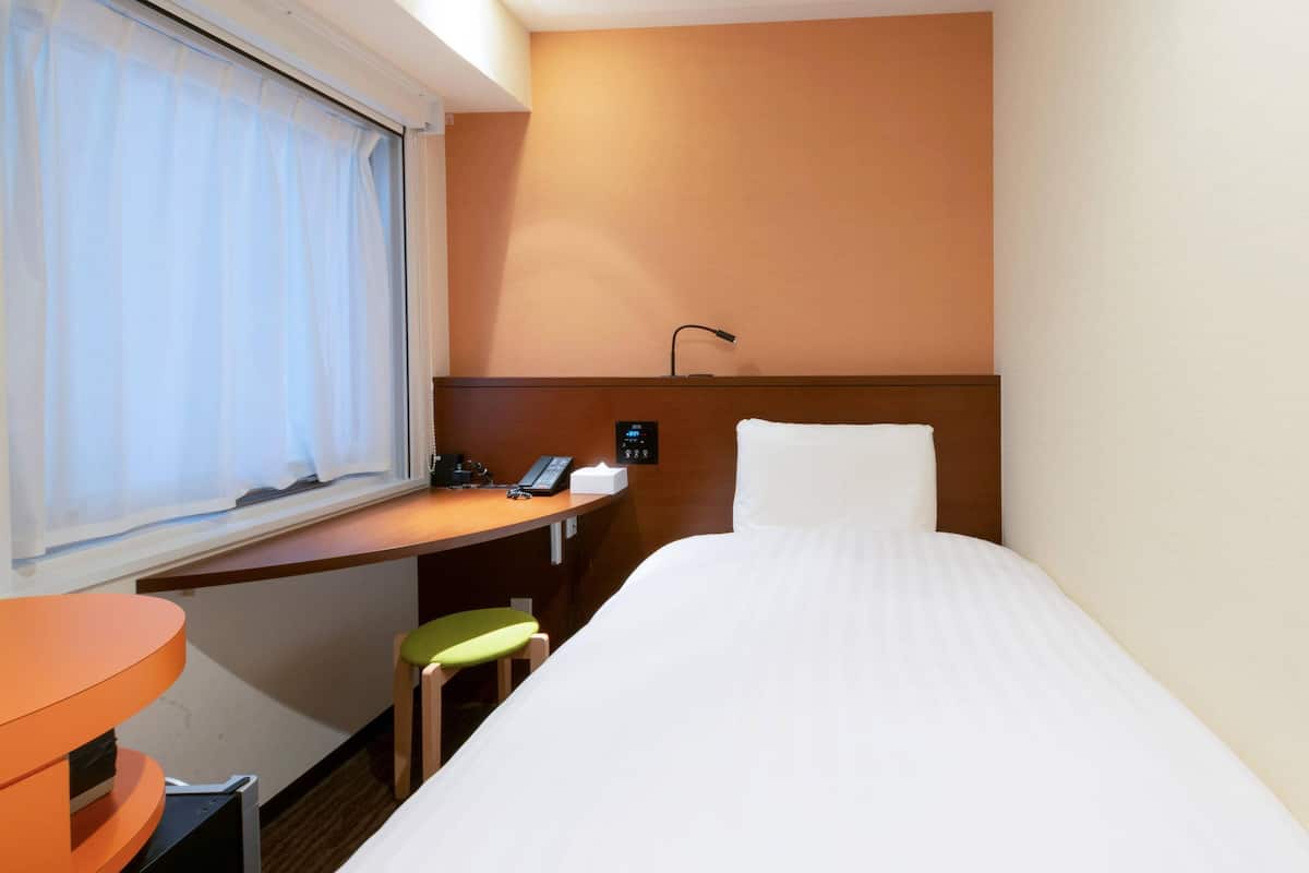 Rum - 1 enkelsäng - icke-rökare | Sängtillbehör av högsta kvalitet och värdeförvaringsskåp på rummet